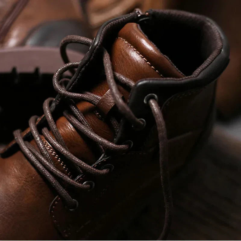 "Bottines en cuir homme, élégantes, confortables, design moderne, couleur brune, idéales pour toutes occasions."
