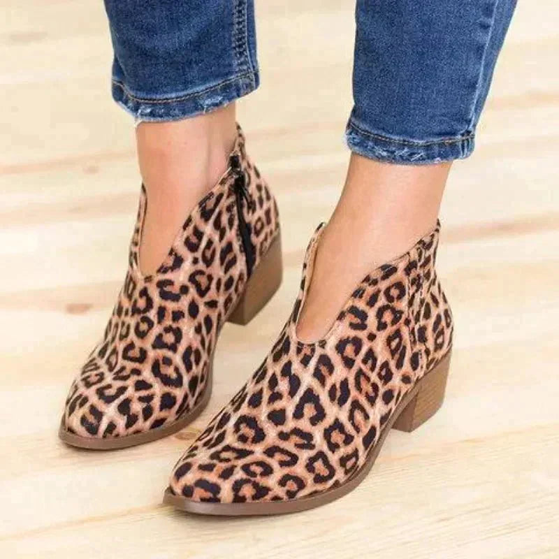 "Bottines femme franges léopard cuir nubuck, talon carré, élégance audacieuse et confort quotidien"
