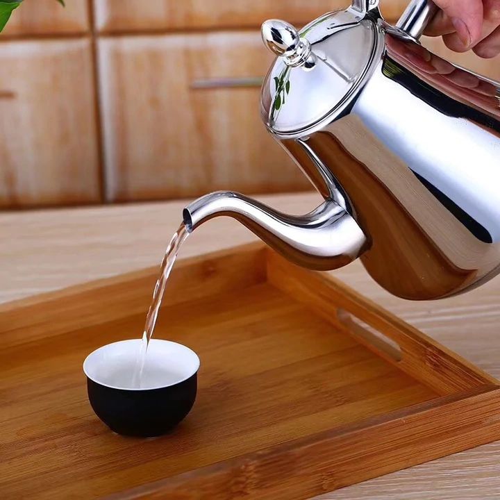 "Bouilloire induction acier inox 1L, filtre intégré, design élégant argenté, cuisine moderne, chauffe rapide, durable."