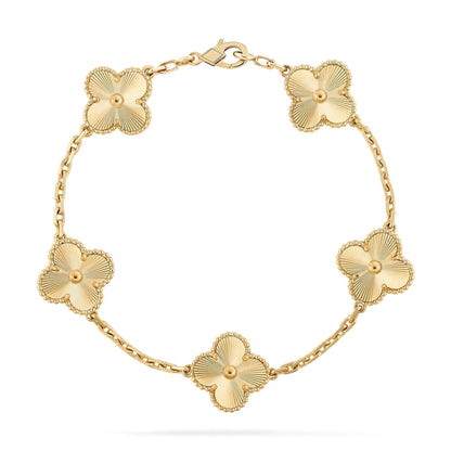 "Bracelet Ella en or plaqué, finition dorée brillante, design minimaliste et élégant, accessoire femme raffiné."