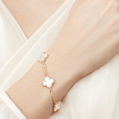 "Bracelet Ella en or plaqué, finition dorée brillante, design minimaliste et élégant, accessoire femme raffiné."