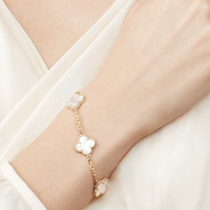 "Bracelet Ella en or plaqué, finition dorée brillante, design minimaliste et élégant, accessoire femme raffiné."