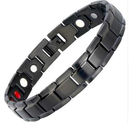 "Bracelet magnétique élégant en noir et argent, avec pierres ocre, offrant équilibre énergétique et bienfaits thérapeutiques.