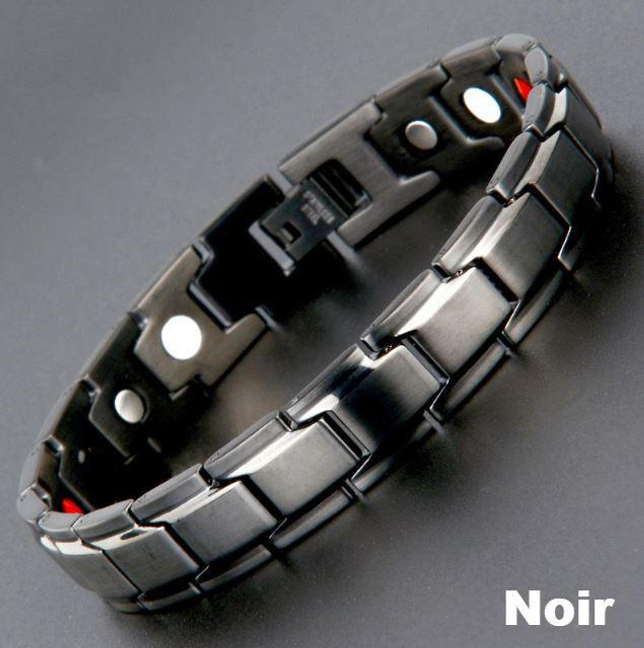 "Bracelet magnétique élégant en noir et argent, avec pierres ocre, offrant équilibre énergétique et bienfaits thérapeutiques.