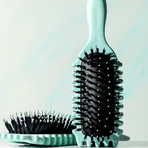 "Brosse coiffante 3-en-1 pour boucles, manche ergonomique, idéale pour dompter frisottis, en blanc laiteux ou vert clair."
