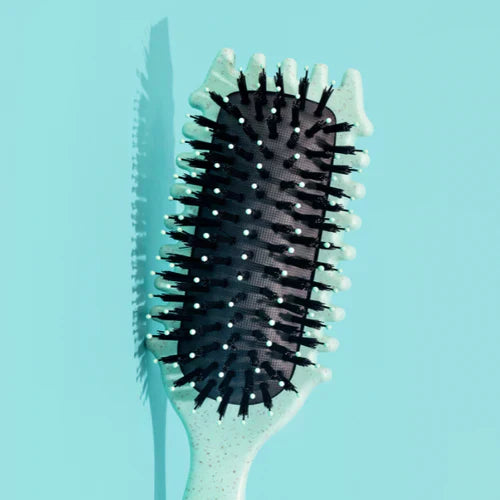 "Brosse coiffante 3-en-1 pour boucles, manche ergonomique, idéale pour dompter frisottis, en blanc laiteux ou vert clair."
