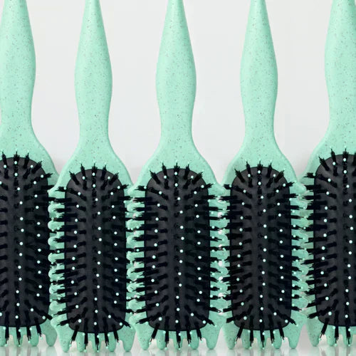 "Brosse coiffante 3-en-1 pour boucles, manche ergonomique, idéale pour dompter frisottis, en blanc laiteux ou vert clair."