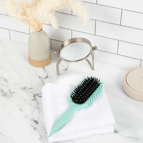 "Brosse coiffante 3-en-1 pour boucles, manche ergonomique, idéale pour dompter frisottis, en blanc laiteux ou vert clair."