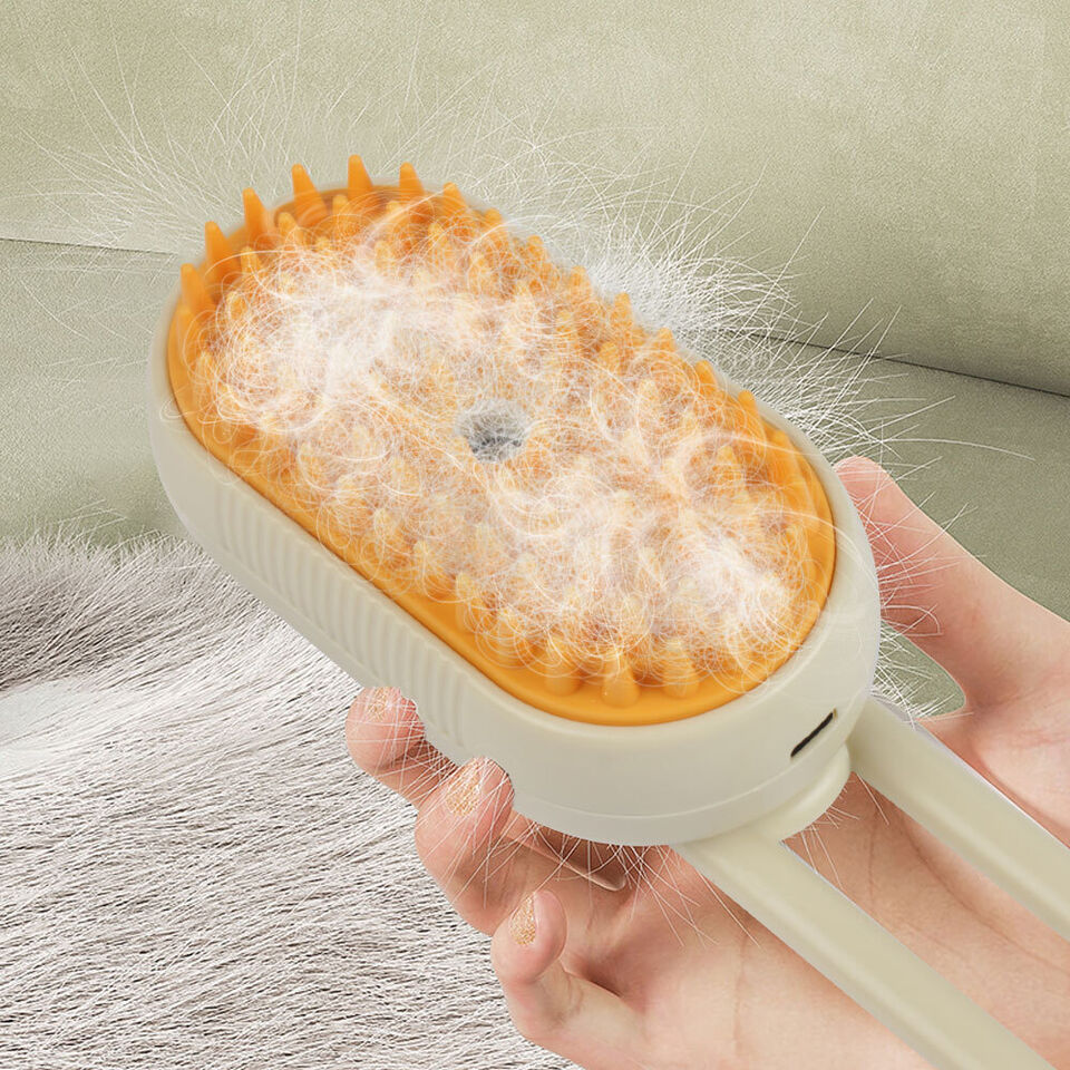 "Brosse vapeur pour chiens rechargeable en blanc, démêle et hydrate le pelage pour un soin doux et relaxant."