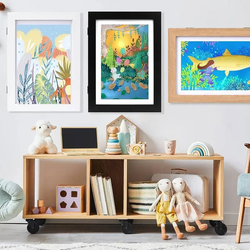 "Cadre en bois magnétique épuré pour exposer jusqu'à 150 dessins, idéal pour décorer avec style et simplicité."