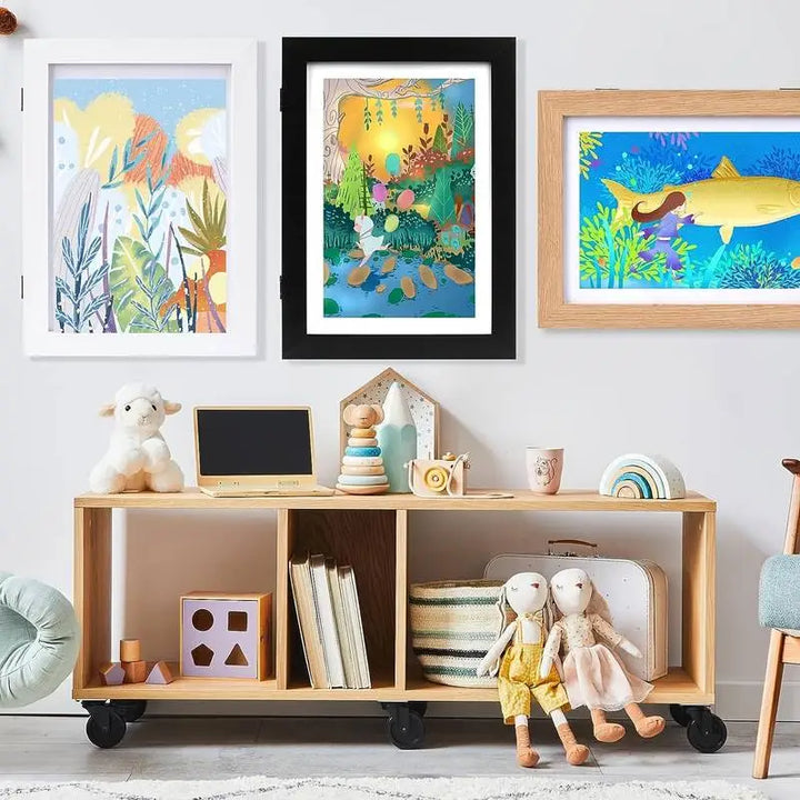 "Cadre en bois magnétique épuré pour exposer jusqu'à 150 dessins, idéal pour décorer avec style et simplicité."