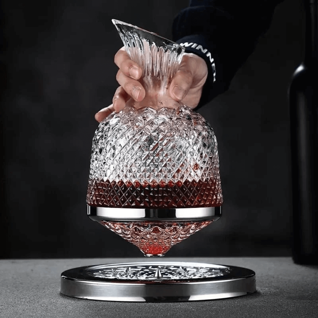 "Carafe à vin rotative en cristal, design élégant et moderne, finition argent, sur fond blanc."