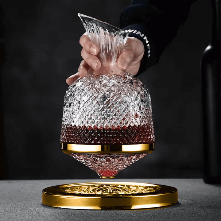 "Carafe à vin rotative en cristal, design élégant et moderne, finition argent, sur fond blanc."