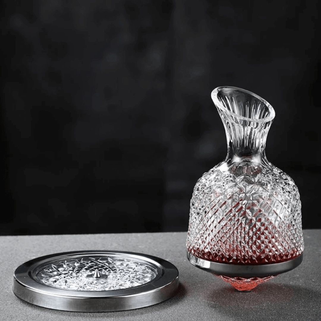 "Carafe à vin rotative en cristal, design élégant et moderne, finition argent, sur fond blanc."