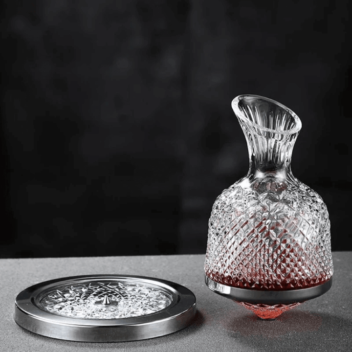 "Carafe à vin rotative en cristal, design élégant et moderne, finition argent, sur fond blanc."