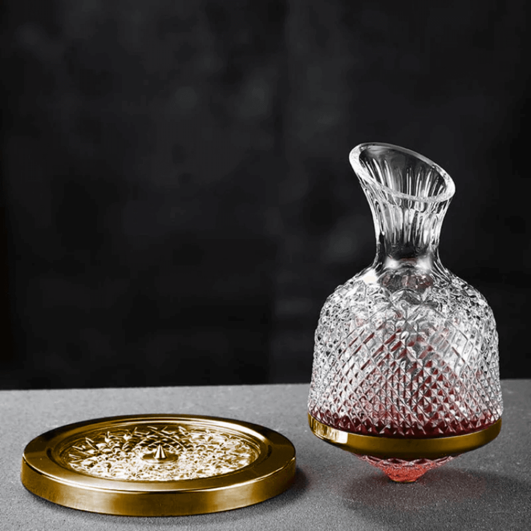 "Carafe à vin rotative en cristal, design élégant et moderne, finition argent, sur fond blanc."