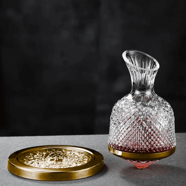 "Carafe à vin rotative en cristal, design élégant et moderne, finition argent, sur fond blanc."