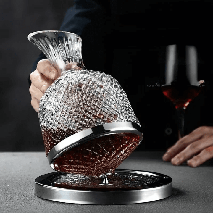 "Carafe à vin rotative en cristal, design élégant et moderne, finition argent, sur fond blanc."