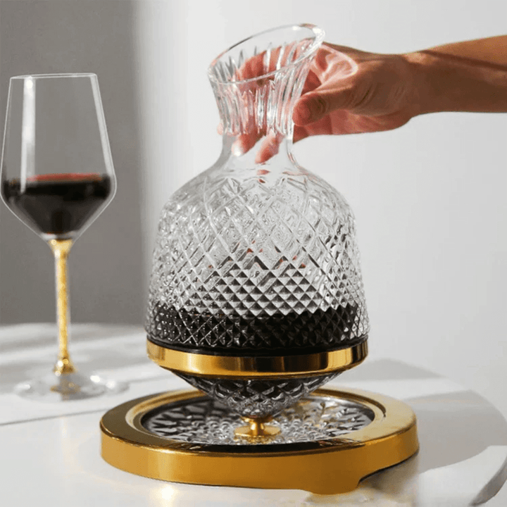 "Carafe à vin rotative en cristal, design élégant et moderne, finition argent, sur fond blanc."