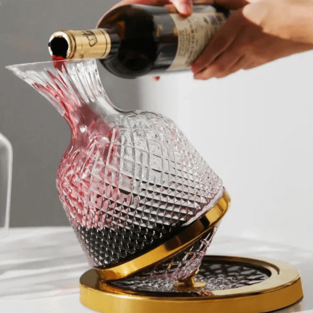 "Carafe à vin rotative en cristal, design élégant et moderne, finition argent, sur fond blanc."