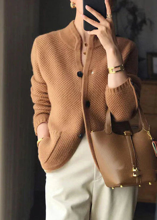 "Cardigan en cachemire beige élégant avec boutons, coupe ample, parfait pour soirées fraîches et détente à la maison."