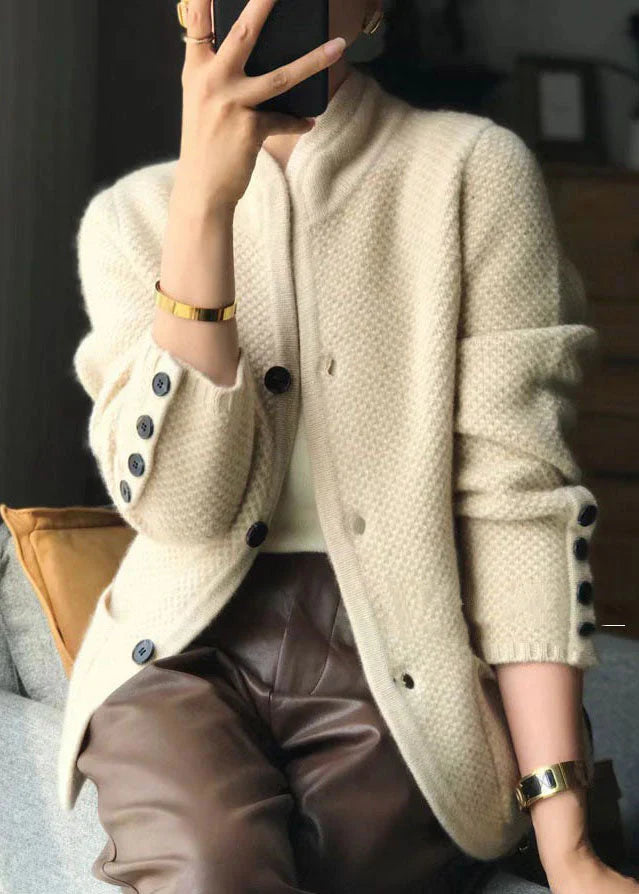 "Cardigan en cachemire beige élégant avec boutons, coupe ample, parfait pour soirées fraîches et détente à la maison."