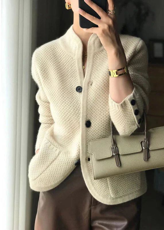 "Cardigan en cachemire beige élégant avec boutons, coupe ample, parfait pour soirées fraîches et détente à la maison."