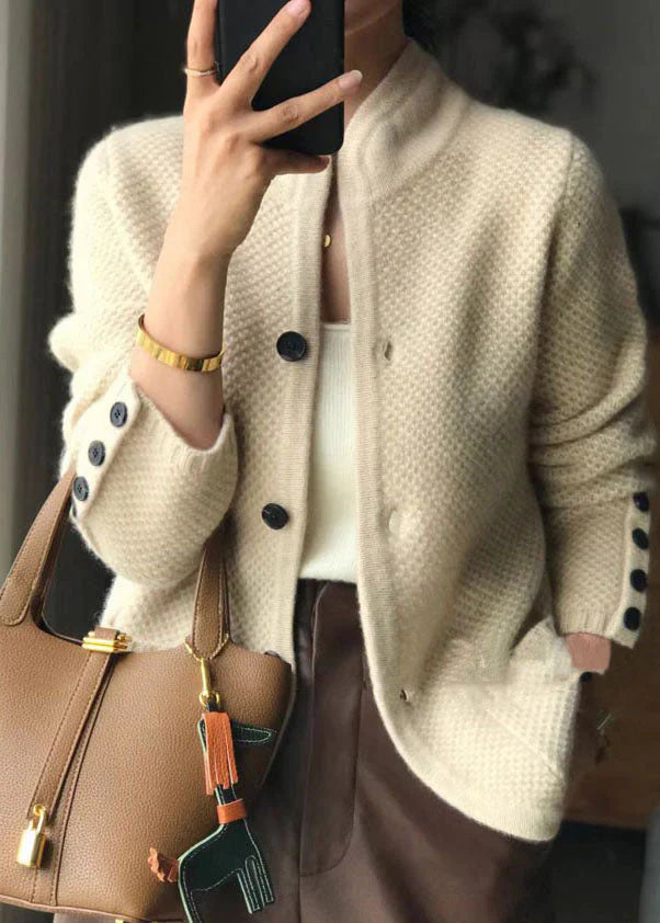"Cardigan en cachemire beige élégant avec boutons, coupe ample, parfait pour soirées fraîches et détente à la maison."