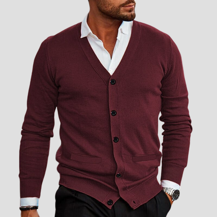 "Cardigan en coton mélangé pour homme, vue de face, col V, coupe ajustée, maille douce et respirante, boutons ton sur ton."
