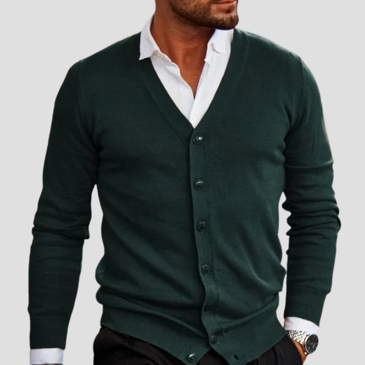 "Cardigan en coton mélangé pour homme, vue de face, col V, coupe ajustée, maille douce et respirante, boutons ton sur ton."