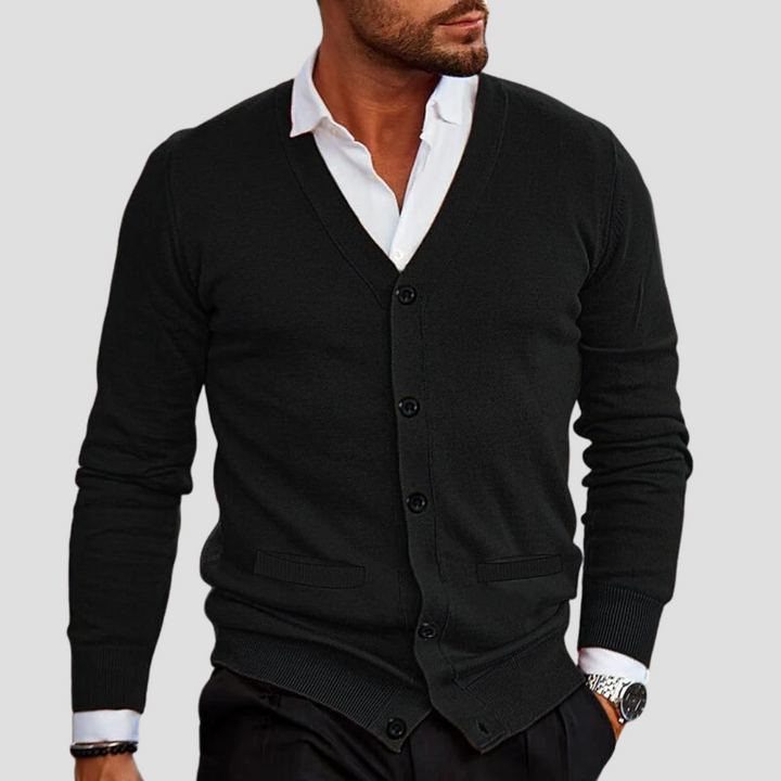 "Cardigan en coton mélangé pour homme, vue de face, col V, coupe ajustée, maille douce et respirante, boutons ton sur ton."