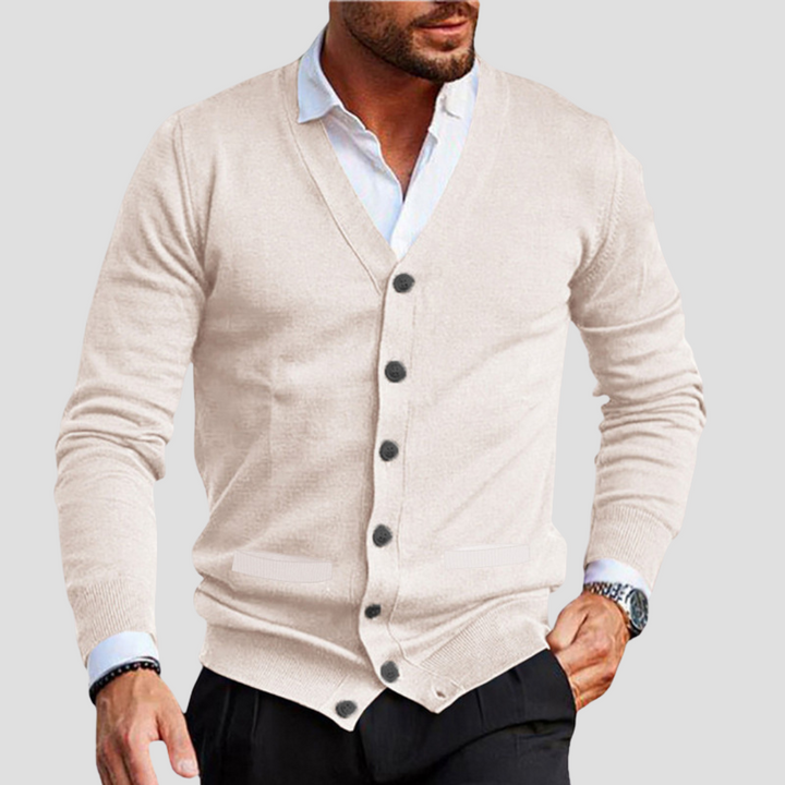 "Cardigan en coton mélangé pour homme, vue de face, col V, coupe ajustée, maille douce et respirante, boutons ton sur ton."