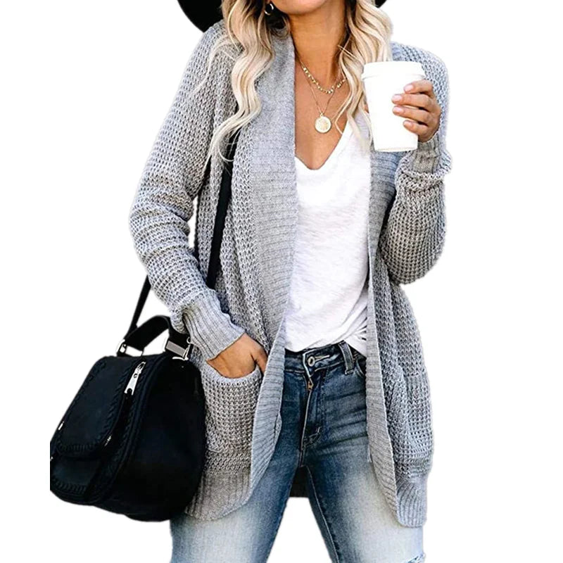 "Cardigan en laine pour femme, doux et élégant, coupe moderne, détail soigné, parfait pour toutes occasions."