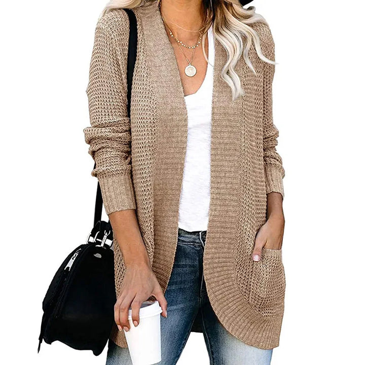 "Cardigan en laine pour femme, doux et élégant, coupe moderne, détail soigné, parfait pour toutes occasions."