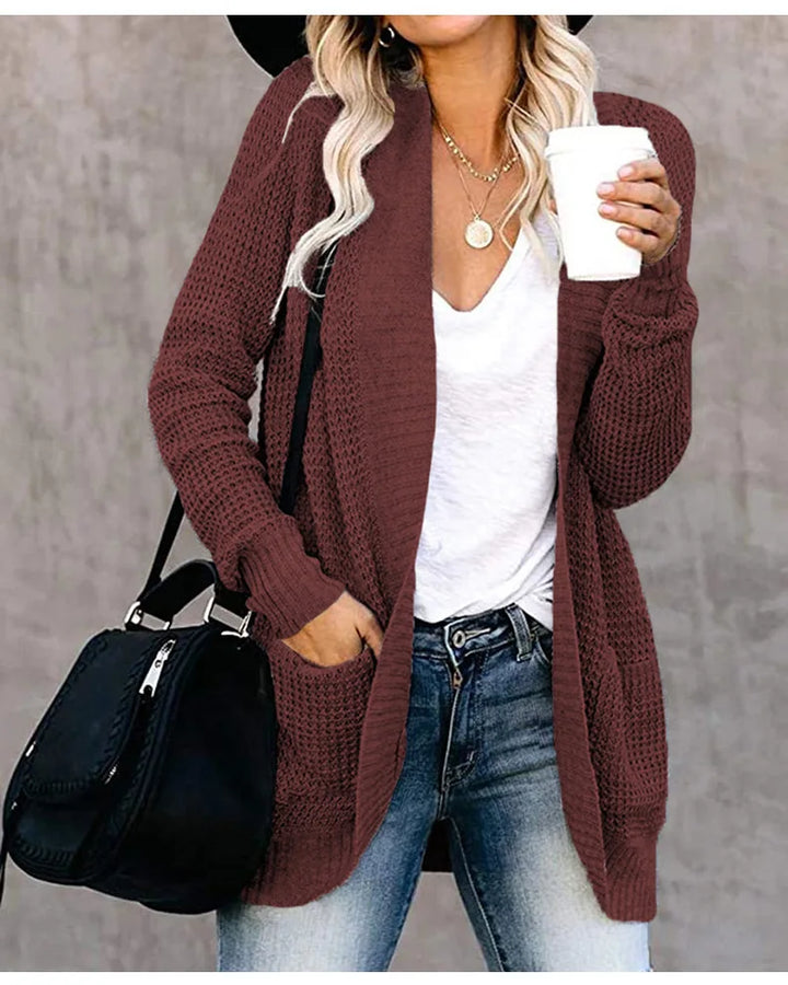 "Cardigan en laine pour femme, doux et élégant, coupe moderne, détail soigné, parfait pour toutes occasions."