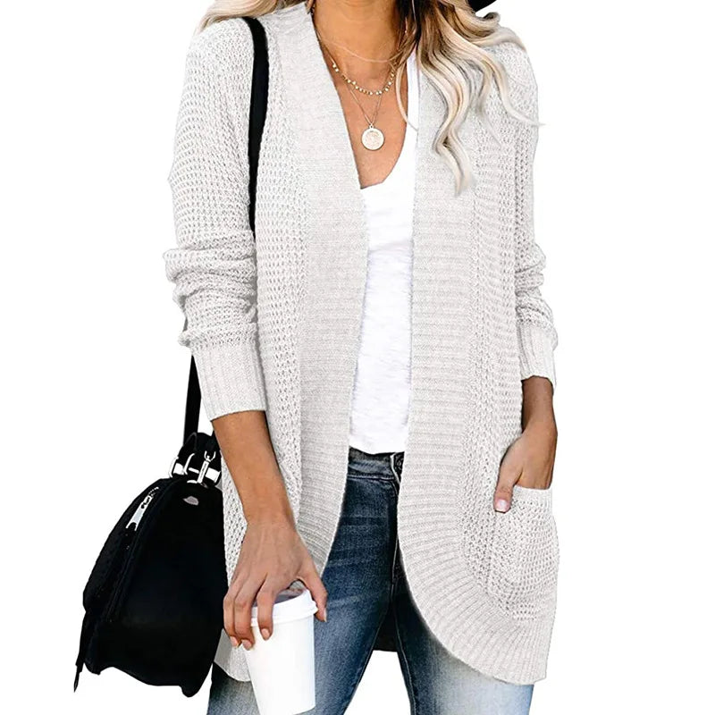 "Cardigan en laine pour femme, doux et élégant, coupe moderne, détail soigné, parfait pour toutes occasions."