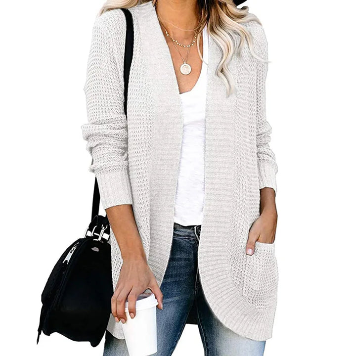 "Cardigan en laine pour femme, doux et élégant, coupe moderne, détail soigné, parfait pour toutes occasions."