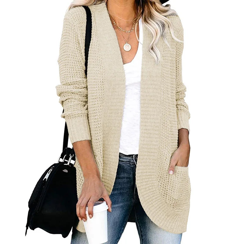 "Cardigan en laine pour femme, doux et élégant, coupe moderne, détail soigné, parfait pour toutes occasions."