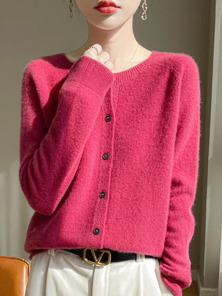 Cardigan en maille fine pour femme, coton doux blanc, manches longues, style élégant et confortable pour toutes saisons.
