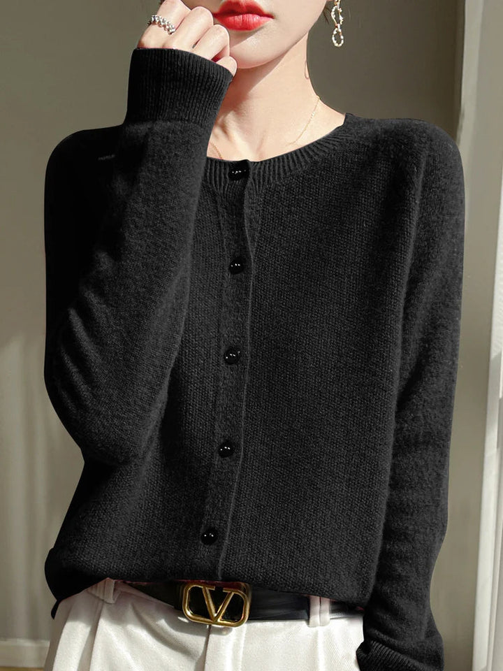 Cardigan en maille fine pour femme, coton doux blanc, manches longues, style élégant et confortable pour toutes saisons.