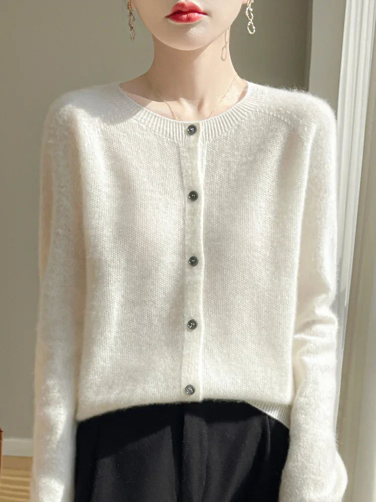 Cardigan en maille fine pour femme, coton doux blanc, manches longues, style élégant et confortable pour toutes saisons.