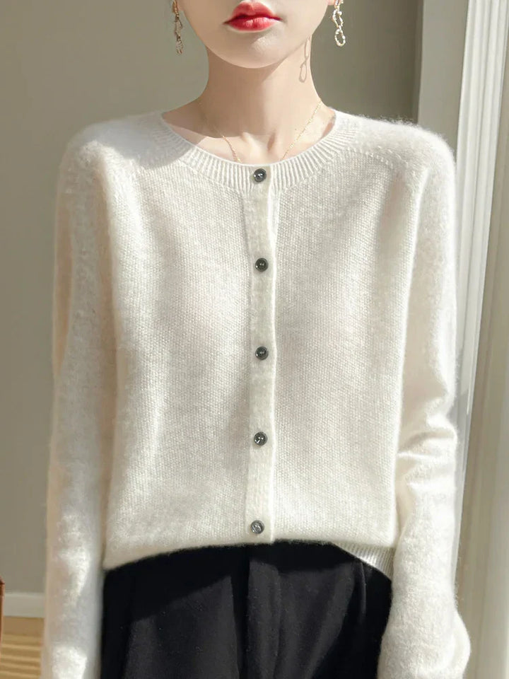 Cardigan en maille fine pour femme, coton doux blanc, manches longues, style élégant et confortable pour toutes saisons.