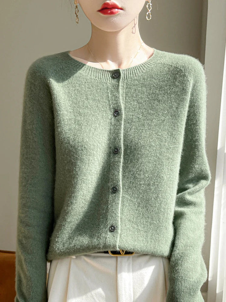 Cardigan en maille fine pour femme, coton doux blanc, manches longues, style élégant et confortable pour toutes saisons.