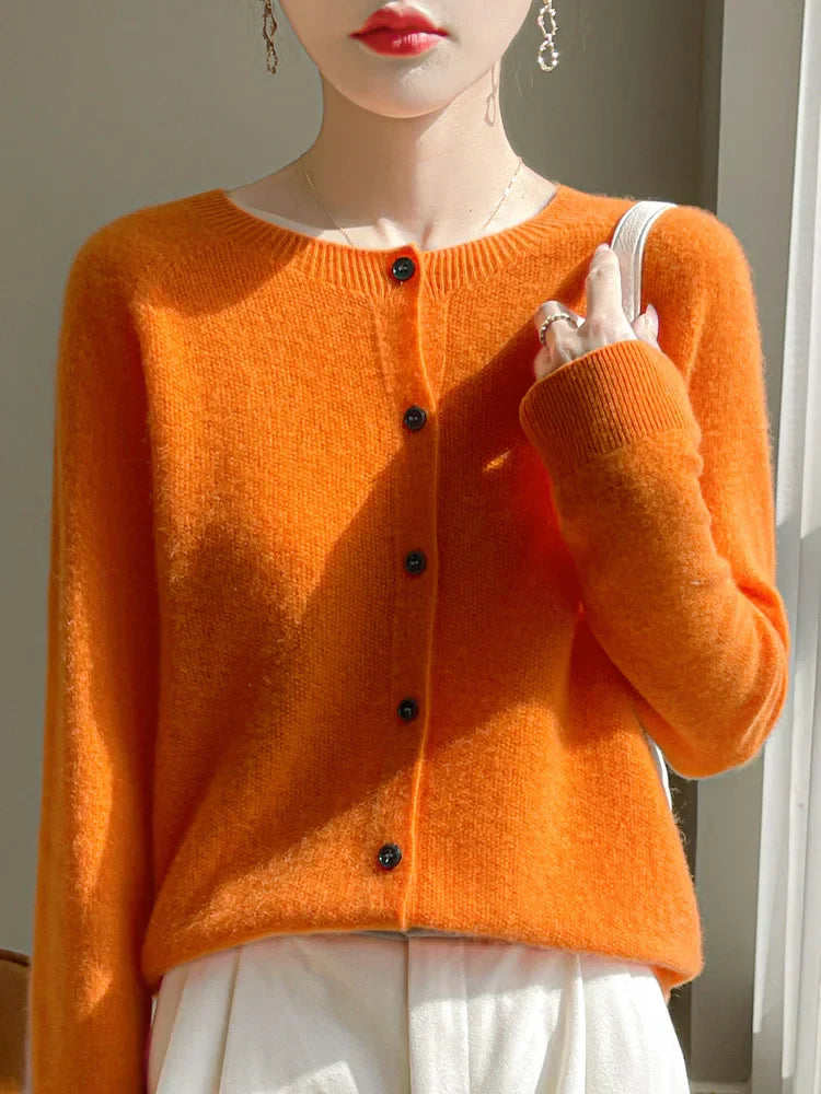 Cardigan en maille fine pour femme, coton doux blanc, manches longues, style élégant et confortable pour toutes saisons.