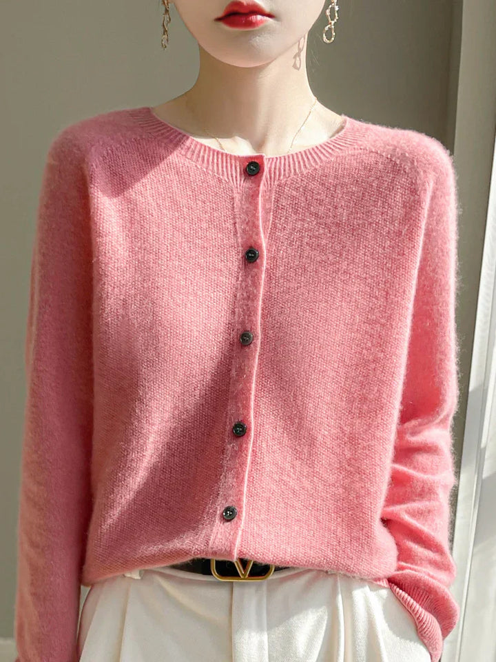 Cardigan en maille fine pour femme, coton doux blanc, manches longues, style élégant et confortable pour toutes saisons.