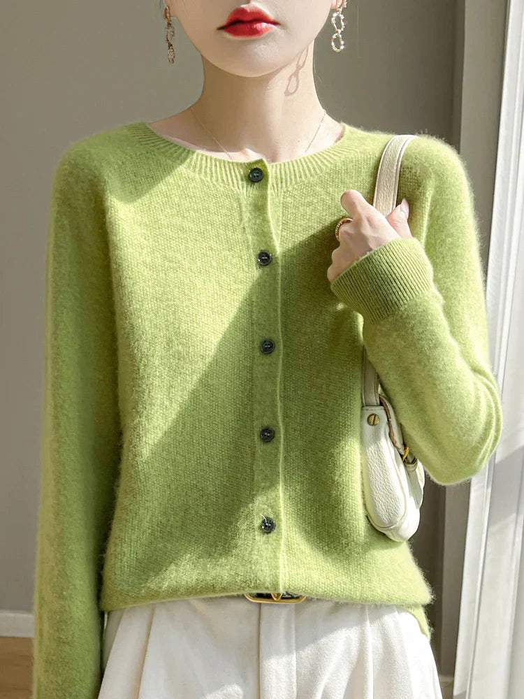 Cardigan en maille fine pour femme, coton doux blanc, manches longues, style élégant et confortable pour toutes saisons.
