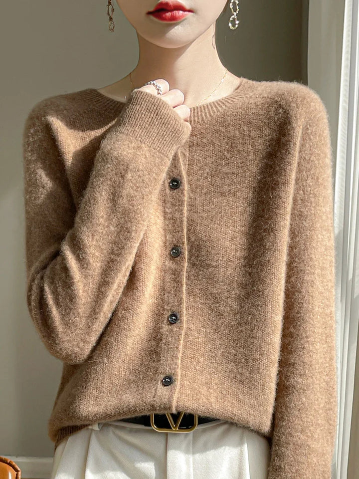 Cardigan en maille fine pour femme, coton doux blanc, manches longues, style élégant et confortable pour toutes saisons.