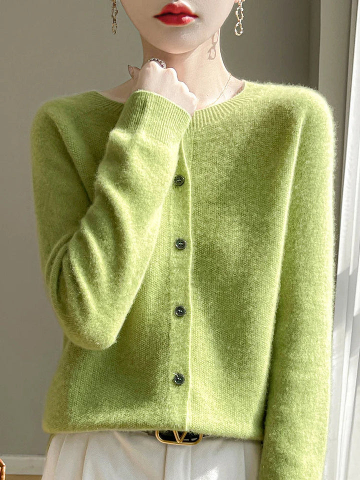 Cardigan en maille fine pour femme, coton doux blanc, manches longues, style élégant et confortable pour toutes saisons.