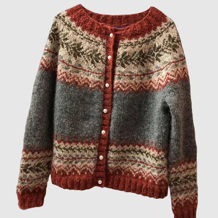 "Cardigan femme tricoté nordique, motif Fair Isle gris, crème et rouge rouille, style moderne et chaud pour l'hiver."