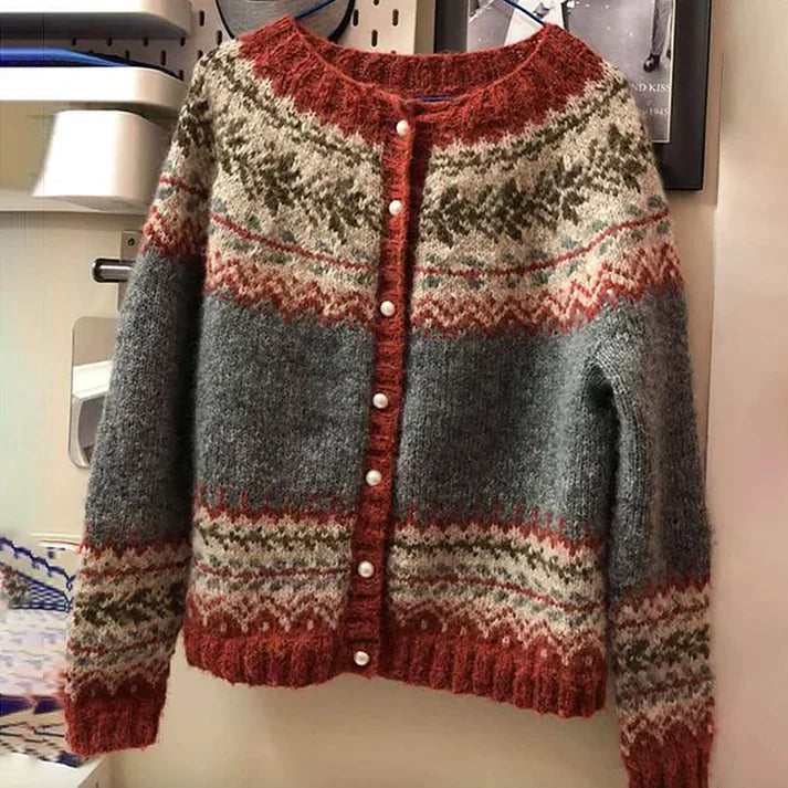 "Cardigan femme tricoté nordique, motif Fair Isle gris, crème et rouge rouille, style moderne et chaud pour l'hiver."